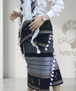 Alternative view of معوز سلاطيني مع الشال مذبل