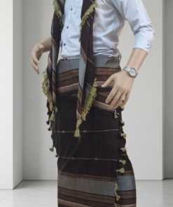 Alternative view of معوز سلاطيني مع الشال مذبل