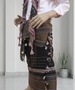 Alternative view of معوز سلاطيني مع الشال مذبل